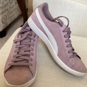 Puma size 7, court sneaker .